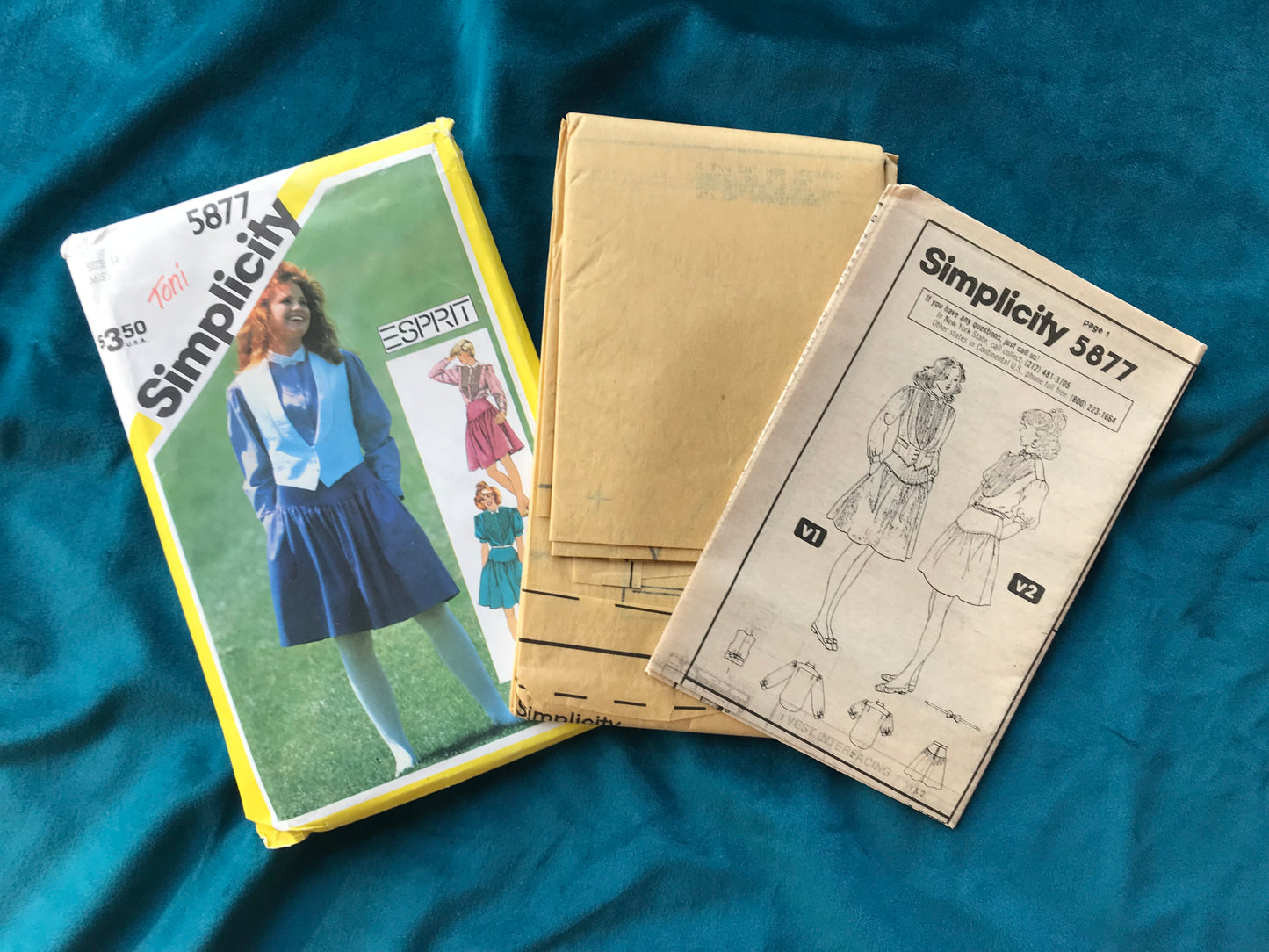 Simplicity 5877 Esprit Misses’ Yolked Mini-Skirt, Tuxedo Shirt, Lined Vest and Bow Tie